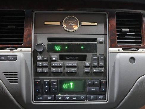 Used 2006 Lincoln Town Car Signature RWD image 24