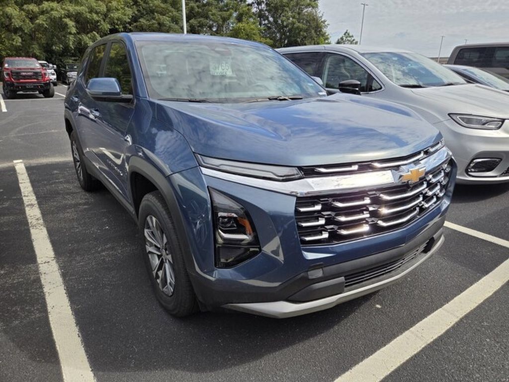 Used 2026 Chevrolet Equinox LT w/ Convenience Package II FWD image 3