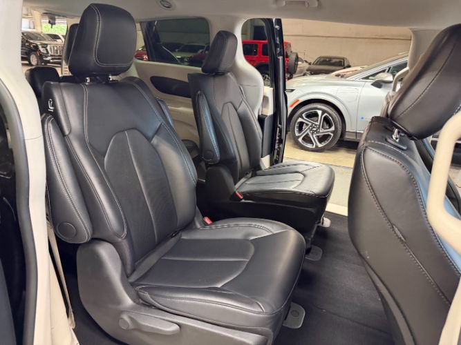 Used 2024 Chrysler Pacifica Limited FWD image 31
