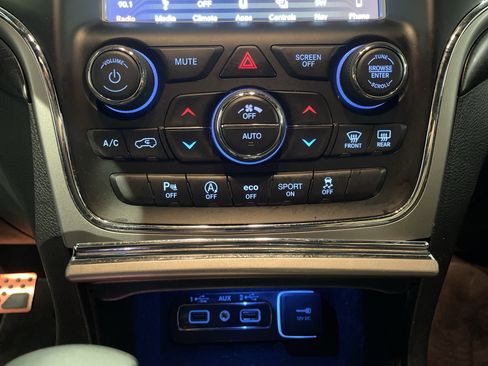 Used 2018 Jeep Grand Cherokee Laredo image 29