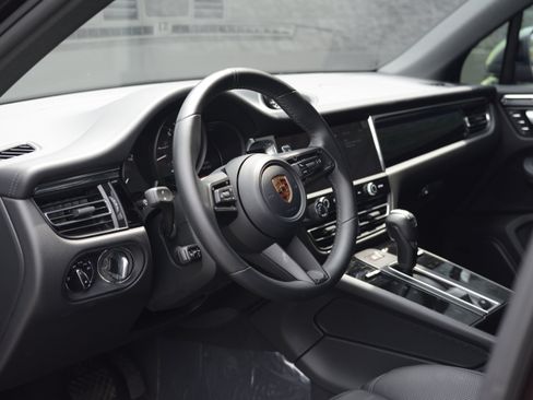 Certified 2026 Porsche Macan Turbo AWD/4WD image 4