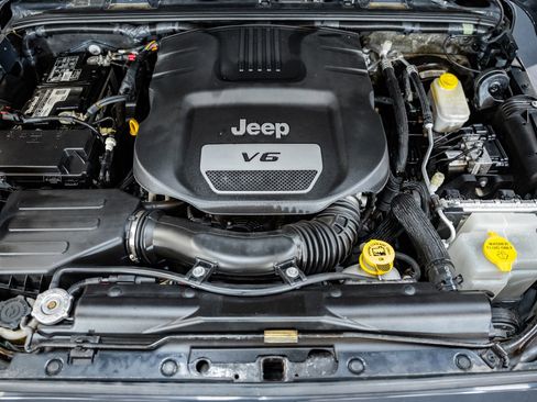 Used 2017 Jeep Wrangler Unlimited Sahara w/ Connectivity Group image 22