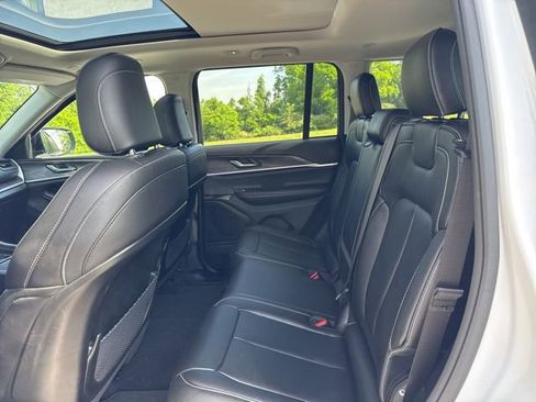 Used 2024 Jeep Grand Cherokee Limited w/ Black Appearance Package AWD/4WD image 14