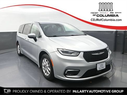 Used 2023 Chrysler Pacifica Touring-L FWD image 1