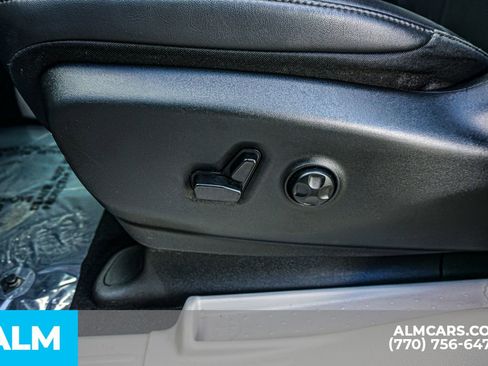 Used 2024 Chrysler Pacifica Touring-L image 35