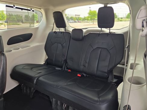 Used 2018 Chrysler Pacifica Touring-L FWD image 33