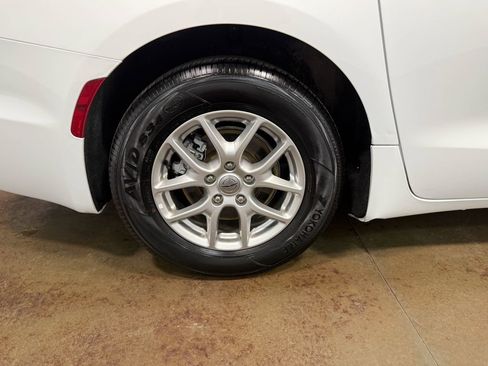 Used 2024 Chrysler Pacifica Touring-L image 93