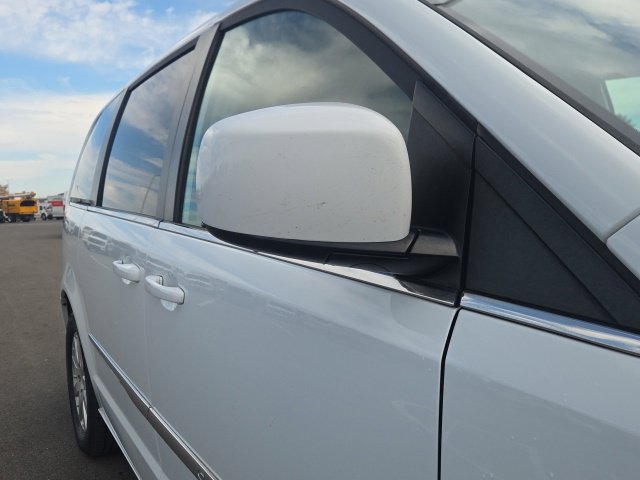 Used 2016 Chrysler Town & Country Touring FWD image 5