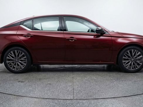 Used 2025 Nissan Altima 2.5 SV image 11