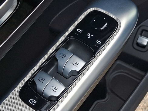 Used 2024 Mercedes-Benz GLC 300 4MATIC image 24