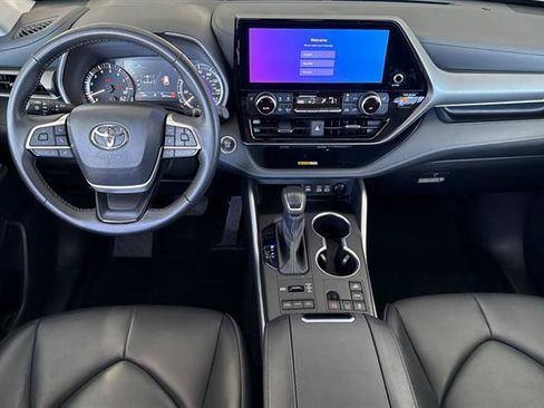 Used 2024 Toyota Highlander XLE AWD/4WD image 14