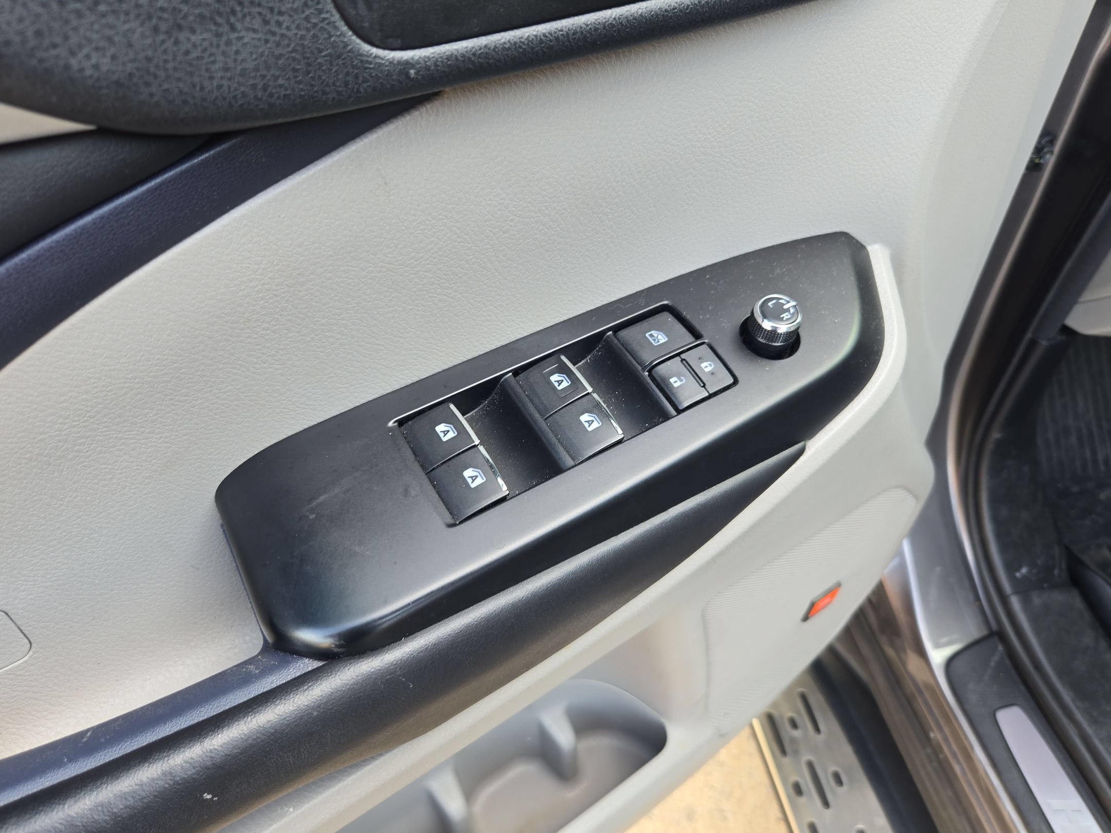 Used 2018 Toyota Highlander Limited FWD image 11