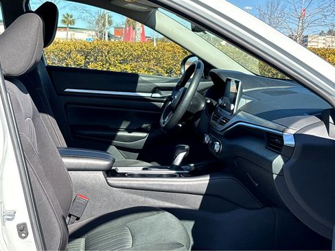 Used 2023 Nissan Altima 2.5 SV image 9