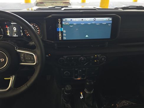 Used 2024 Jeep Wrangler Unlimited Sahara w/ Technology Group AWD/4WD image 9