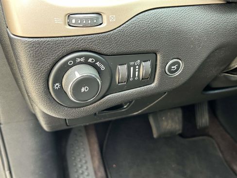 Used 2017 Jeep Cherokee Latitude w/ Comfort/Convenience Group FWD image 14