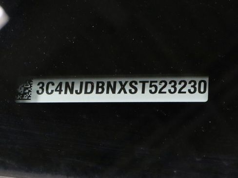 Used 2025 Jeep Compass Latitude image 31