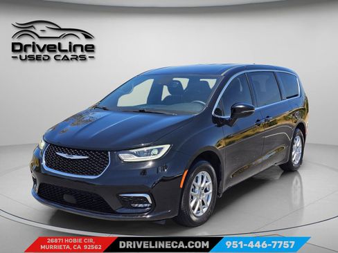Used 2025 Chrysler Pacifica Select FWD image 5