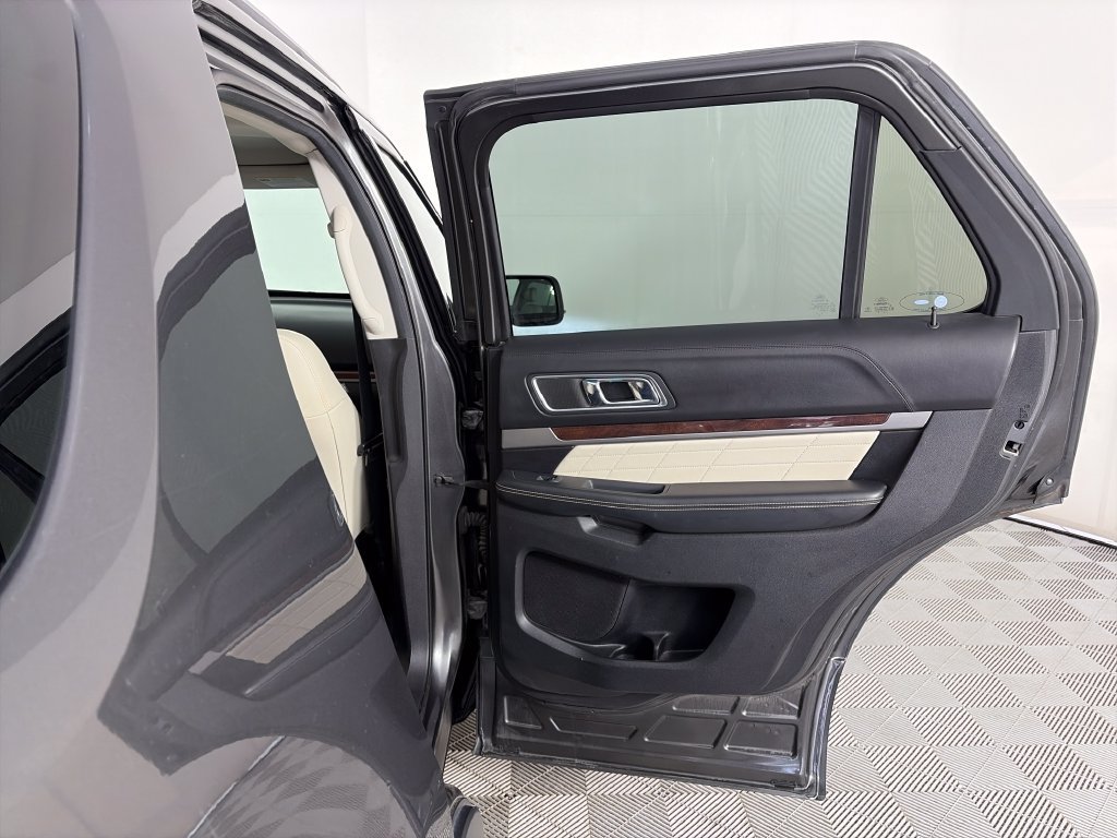 Used 2017 Ford Explorer Platinum AWD/4WD image 28