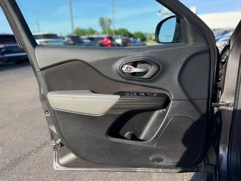 Used 2014 Jeep Cherokee Latitude w/ Cold Weather Group FWD image 10