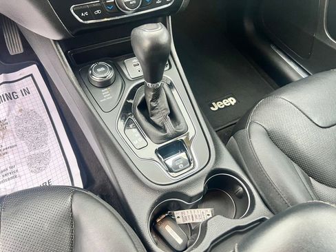 Used 2019 Jeep Cherokee Limited image 15