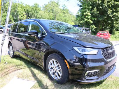 Used 2024 Chrysler Pacifica Touring-L