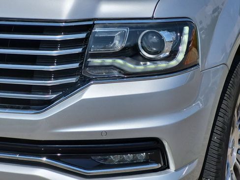 Used 2017 Lincoln Navigator Select AWD/4WD image 11