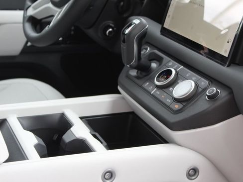 Used 2025 Land Rover Defender 110 S image 22