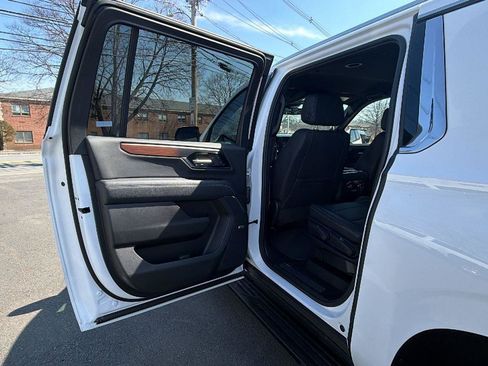 Used 2025 GMC Yukon XL Denali AWD/4WD image 30
