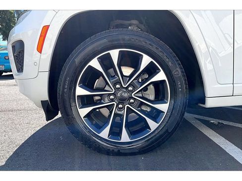 Used 2021 Jeep Grand Cherokee L Overland w/ Luxury Tech Group IV AWD/4WD image 9