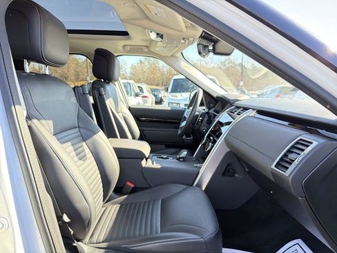 Used 2024 Land Rover Discovery S image 18