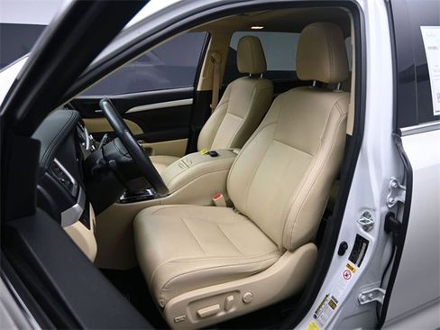 Used 2017 Toyota Highlander XLE image 21