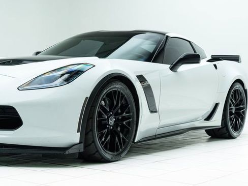 Used 2015 Chevrolet Corvette Z06 w/ 3LZ Preferred Equipment Group image 9
