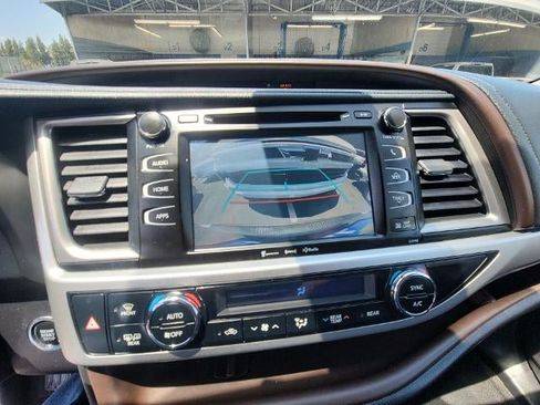 Used 2019 Toyota Highlander XLE FWD image 15