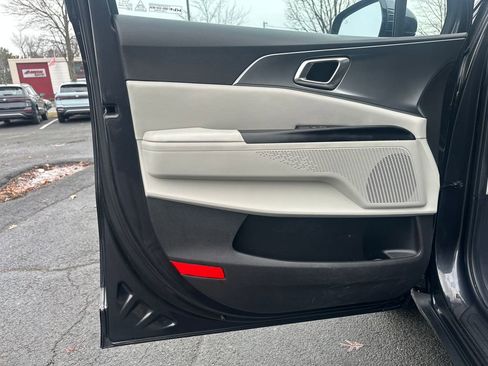 Used 2023 Kia Carnival LX image 5