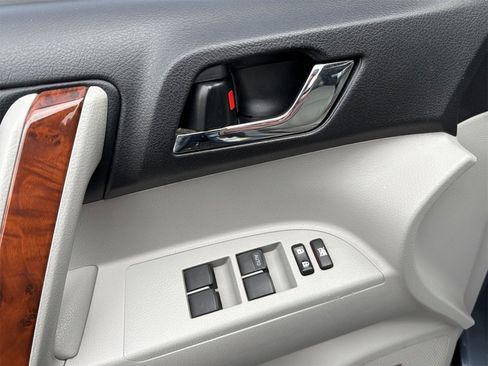 Used 2012 Toyota Highlander Limited image 22