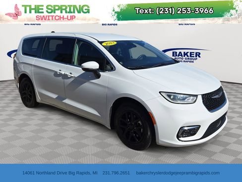 Used 2023 Chrysler Pacifica Touring-L FWD image 1
