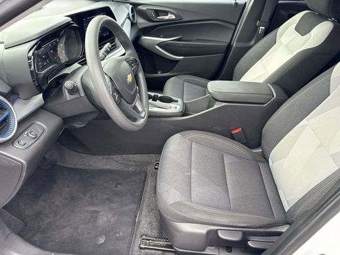 Certified 2025 Chevrolet Trax LS image 11