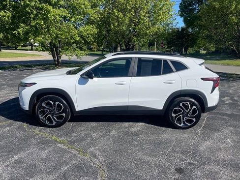 Used 2025 Chevrolet Trax RS FWD image 8