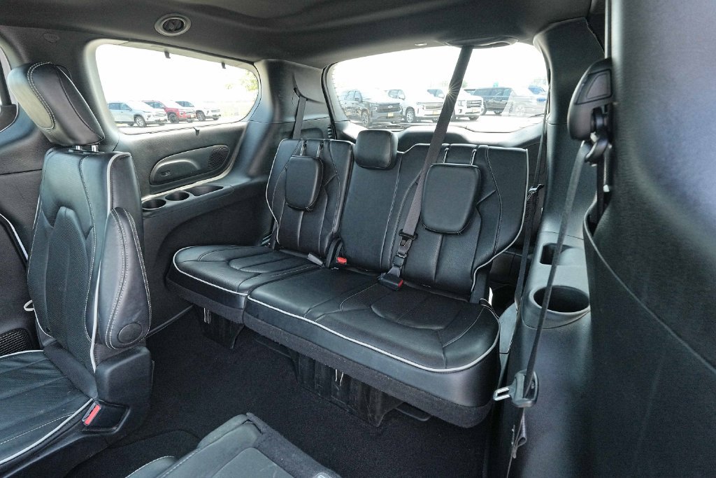 Used 2025 Chrysler Pacifica Limited FWD image 21