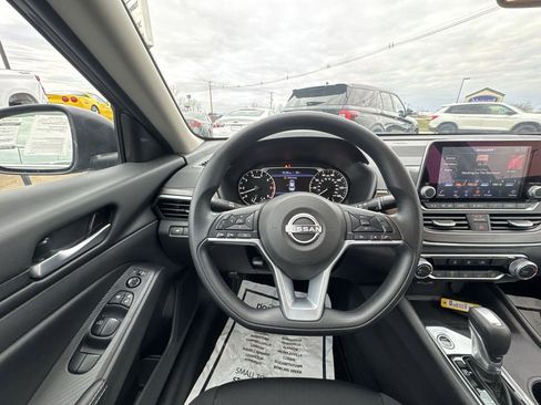 Used 2025 Nissan Altima 2.5 SV image 14