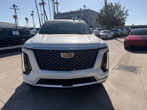 Used 2025 Cadillac Escalade ESV Premium Luxury AWD/4WD image 8