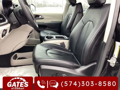 Used 2024 Chrysler Pacifica Touring-L image 14