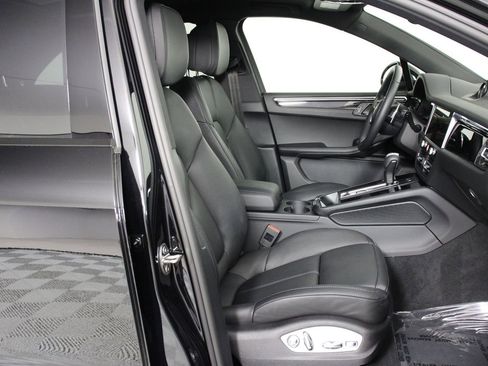 Certified 2026 Porsche Macan AWD/4WD image 31