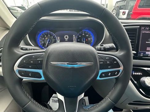 Used 2023 Chrysler Pacifica Touring-L FWD image 18
