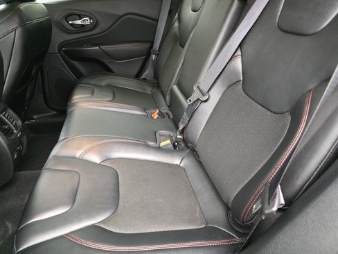 Used 2022 Jeep Cherokee Trailhawk w/ Comfort/Convenience Group AWD/4WD image 11