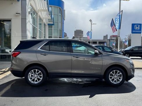 Used 2018 Chevrolet Equinox LT image 2