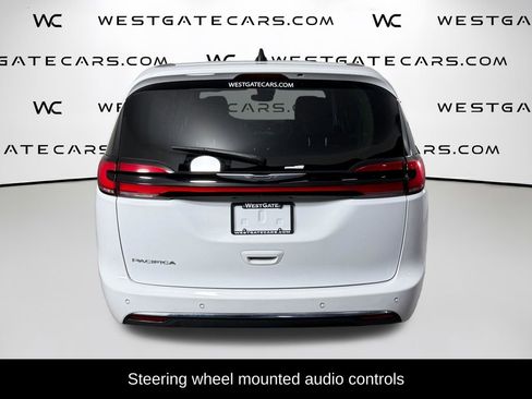 Used 2023 Chrysler Pacifica Touring-L FWD image 4