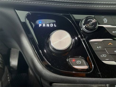 Used 2018 Chrysler Pacifica Limited image 16