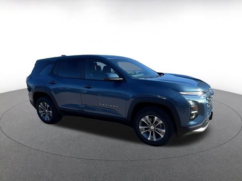 Used 2025 Chevrolet Equinox LT image 2