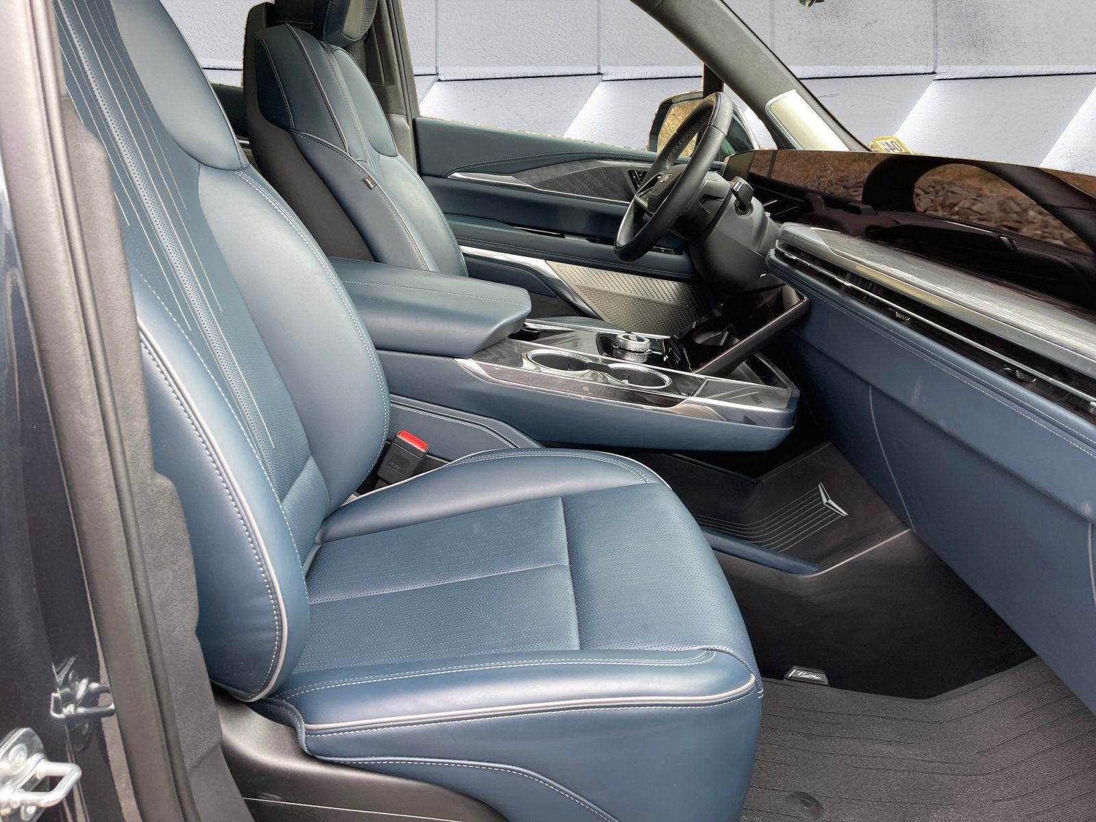 Certified 2025 Cadillac Escalade IQ Luxury 2 w/ LPO, Premium Carpet Package AWD/4WD image 16